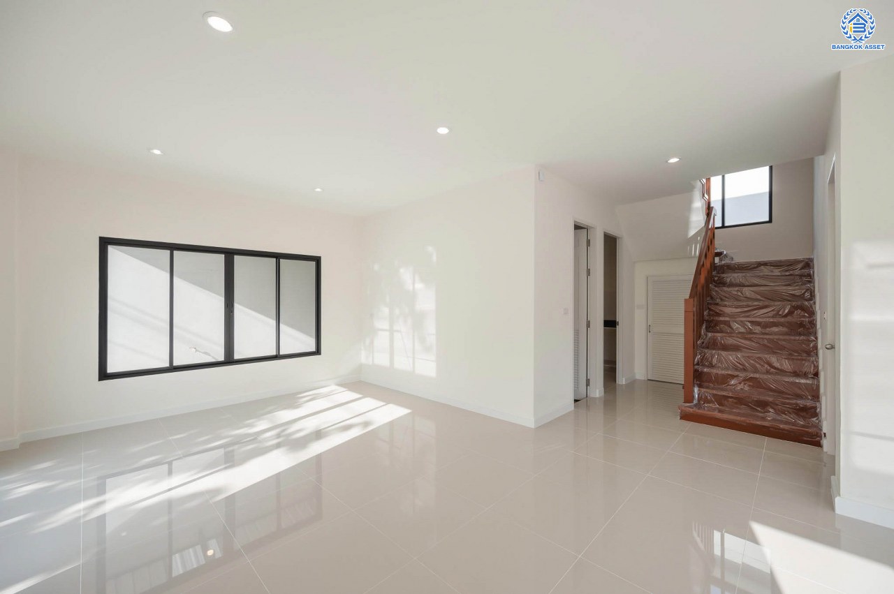 บ้านมือสองตกแต่งใหม่ โครงการ รติรมย์ ฟิฟท์ ราชพฤกษ์-ปิ่นเกล้า หลังมุม เนื้อที่ 57.5 ตร.ว. ฟังก์ชัน 3 ห้องนอน 3 ห้องน้ำ 2 ที่จอดรถ บรรยากาศเป็นส่วนตัว บนทำเลยอดนิยม เชื่อมต่อถนนสวนผัก, ถนนราชพฤกษ์, ถนนบางกรวย-ไทรน้อย ใกล้เซ็นทรัลเวสต์วิลล์ และจุดขึ้นทางด่วน "ศรีรัช"